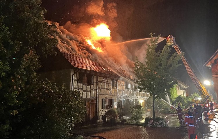 Kurz nach 2.30 Uhr am Sonntag ging bei der Einsatzzentrale der Kantonspolizei Zürich die Meldung ein, dass im Dorfkern Andelfingen ein Riegelhaus brenne.