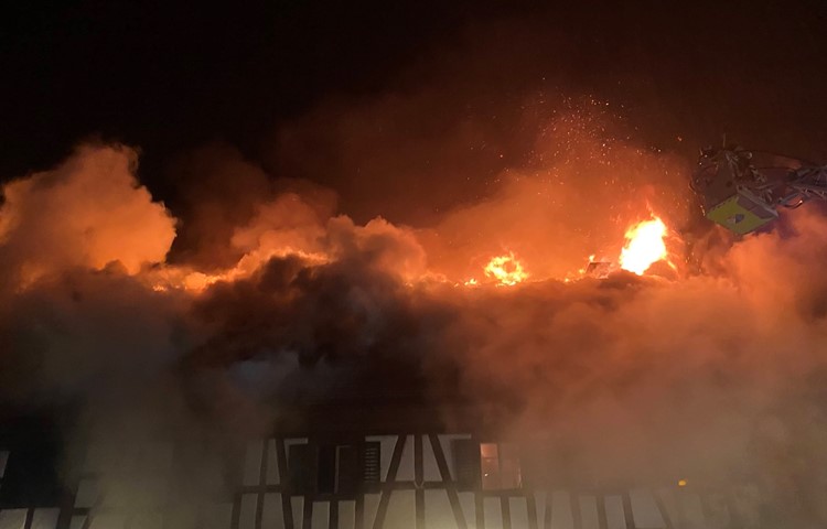 Trotz des raschen Eingreifens der ausgerückten Einsatzkräfte der Feuerwehren Andelfingen und Umgebung und Flaachtal wurde der Dachstock durch den Brand zerstört.