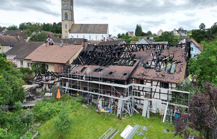 Der Brand brach im Schopf (links) aus und griff auf das Dach über.
