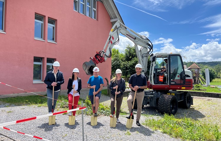 Die Baukommission mit Florian Stegemann (r.), Cornelia Halder (2.v.l.) und Jürgen Fischer (M.), es fehlt Adrian Fischer. Die Bauleitung haben Yves Lieb (l) und Daniela Näf (2.v.r.). Der Zwischenbau ist bereits zurückgebaut.