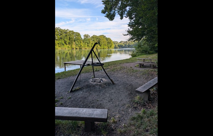 Unten angekommen erreiche ich einen lauschigen Grillplatz direkt am Wasser.