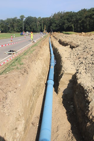 In Oerlingen, Blick in Richtung Marthalen/Benken, verläuft die Verbindungsleitung parallel zur Kantonsstrasse.