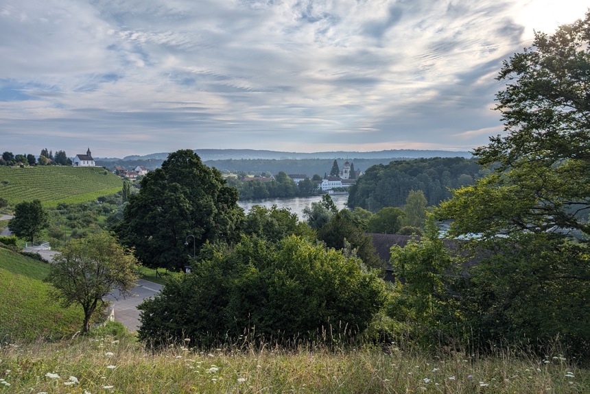 1_gotteshaeuser-markieren-sowohl-den-start-als-auch-den-zielpunkt-der-etappe-die-bergkirche-und-das-kloster-in-rheinau.jpg