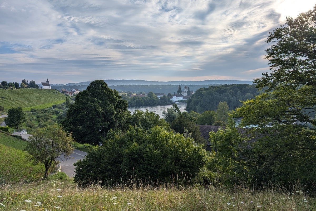 Gotteshäuser markieren sowohl den Start- als auch den Zielpunkt der Etappe. Die Bergkirche und das Kloster in Rheinau …