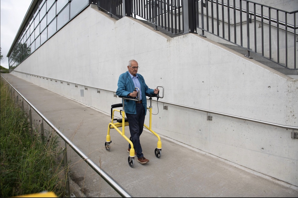 Hans Fischer mit marktreifem «Roll-Walker» auf steiler Bahnhoframpe.