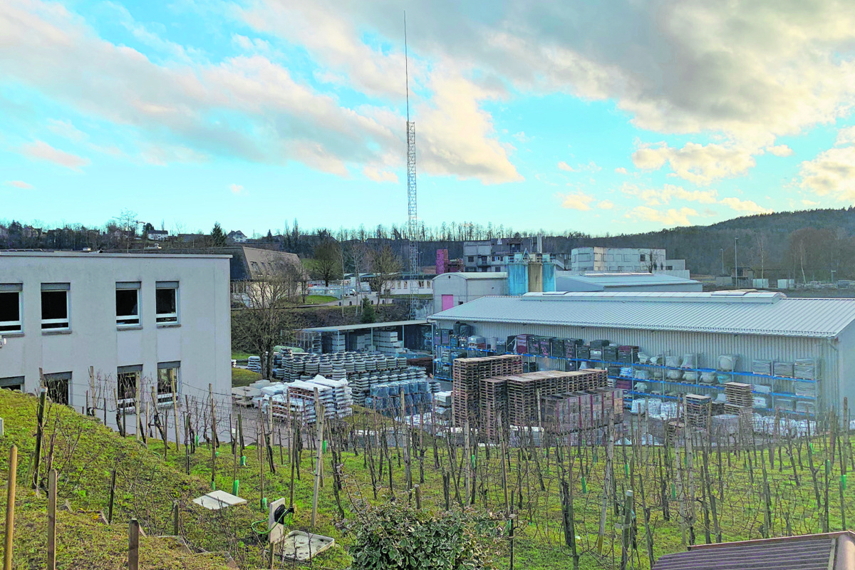 Im Niederfeld zwischen AZA und Silidur will Sunrise bauen und auch Salt und Swisscom auf ihren Mast nehmen. Zwei Gerichte haben sich mit der Antenne befasst und Beschwerden dagegen abgelehnt.