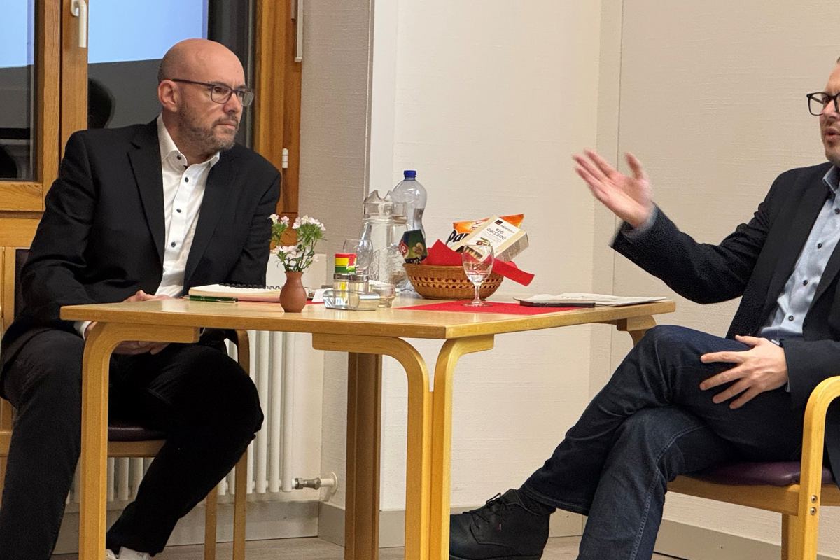 Gemeinderat Holger Gurtner (links) und Gastredner Marco Planas am «Podiums-Stammtischchen».