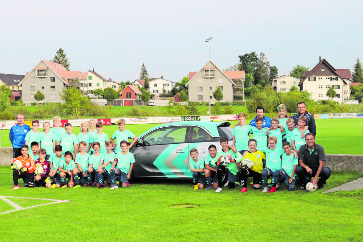 Carrossier Roger Gehrig (vorne r.) hat selber beim FC Eschlikon TG fünf Jahre lang Junioren trainiert – beim FCEM hat seine Firma das Leibchensponsoring der beiden D-Juniorenmannschaften erneuert. Wichtig sei