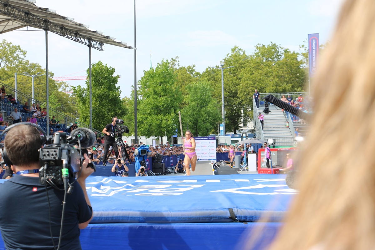 Angelica Moser (hier bie Weltklasse Zürich auf dem Sechseläutenplatz vor einem Jahr) gewann zum zehnten Mal Gold an der Schweizer Meisterschaft unter freiem Himmel. Inklusive Hallenmeisterschaft ist es ihr 20. nationaler Titel in Folge.