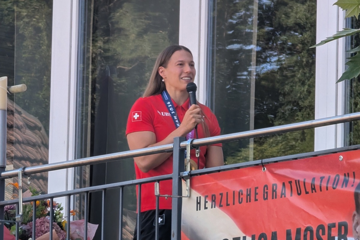 Angelica Moser (hier an der EM-Goldmedaillen-Feier in Andelfingen) zeigt in diesem Sommer enorm konstante Leistungen.