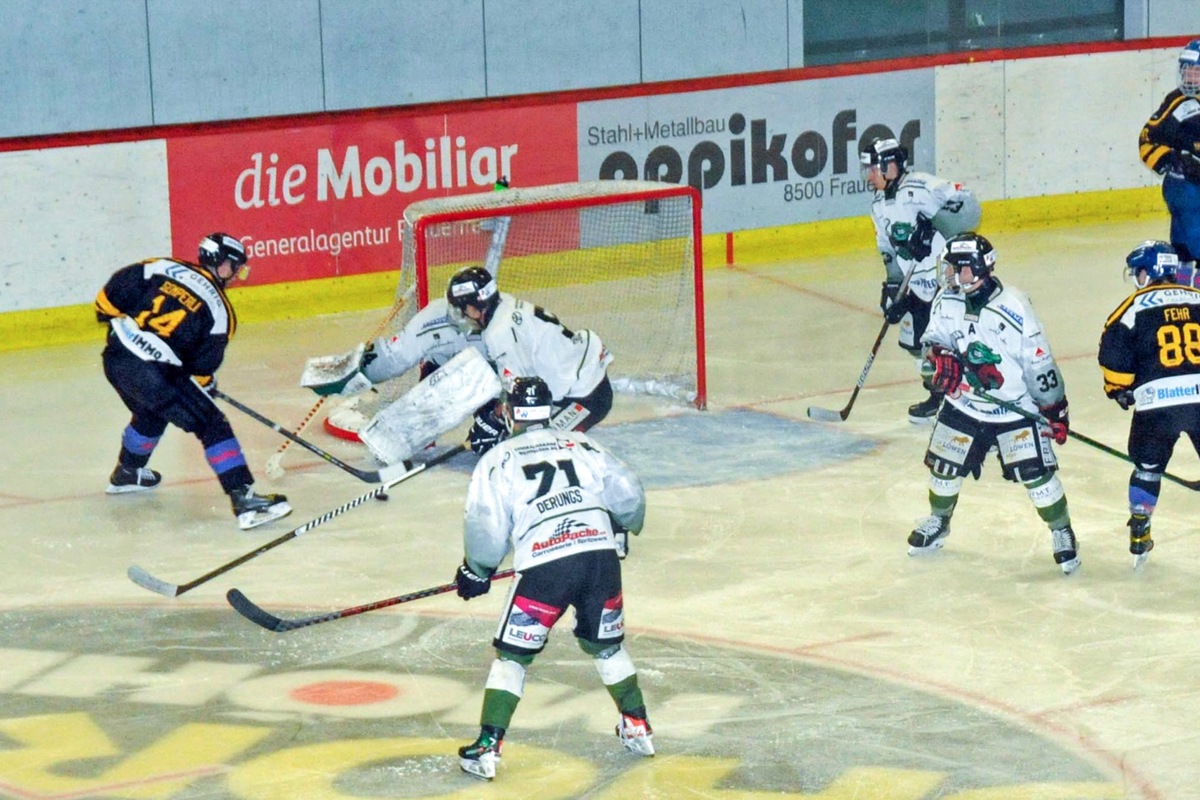 Pascal Gemperli (links) trifft zum zwischenzeitlichen 2:1 für den EHC Wilen-Neunforn.