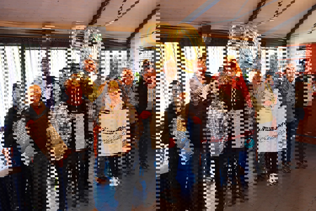 Zwei Gründungsmitglieder und die Delegierten einiger der 21 Geschäfte lancieren die 50. Sammelaktion. Vordere Reihe, von links: Andrea Glesti (Weinbau), Sepp Helbling und Daniela Zimmermann (Restaurant Schwert) und Kenny Keller (Weinbau). Hintere Reihe, von links: Felix Meyer (Architekt / Präsident Gewerbeverein Stammheimertal), Markus Reutimann (Hopfentropfen), Matthias Nil (Mitgründer, damals Drogist in Unterstammheim), Stephan und Myrta Ammann (Bäckerei/Ladenobmann), Kurt und Annelies Wattinger (Mitgründer, damals Schuhhändler) und Theres Maurer (Volg Unterstammheim). 