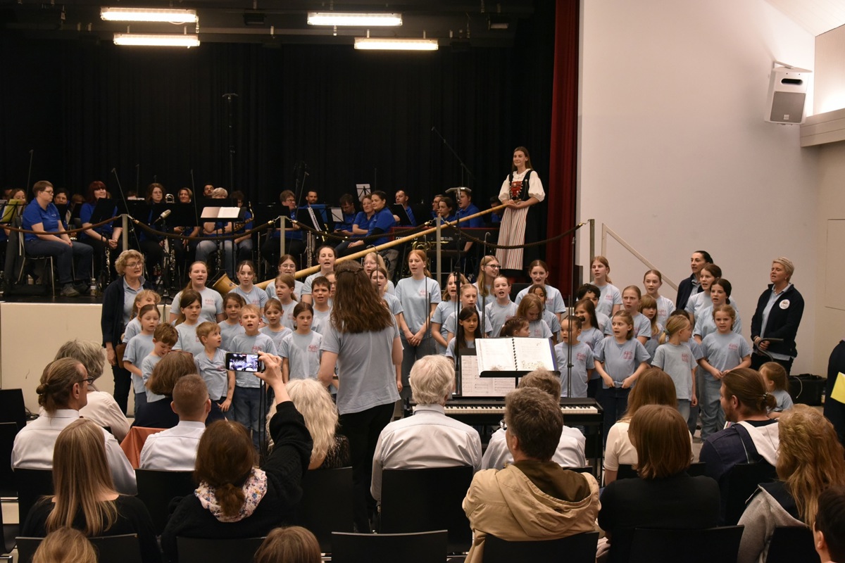 Musikalisch ging es Schlag auf Schlag in der Live-Sendung «Zoogä-n-am Boogä» der SRF-Musikwelle: Während die Wylandmeisli sangen