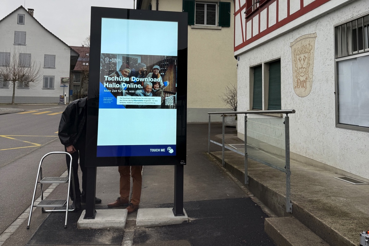 Vorbeifahrende werden seit letzter Woche in Dorf freundlich begrüsst – die Bevölkerung kann sich über Aktuelles auch detailliert informieren.