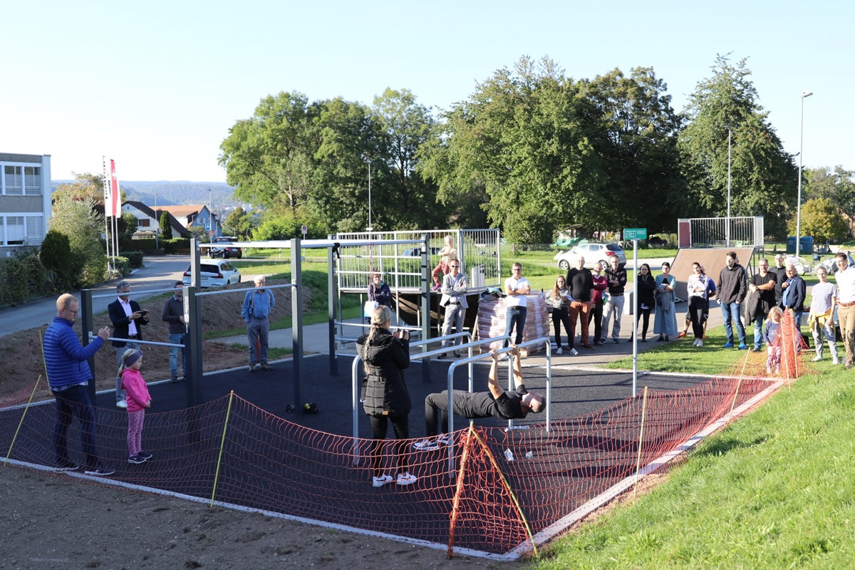 Street-Workout-Anlagen ähnlich wie diese, die 2022 in Feuerthalen eingeweiht wurde, entstehen auch in anderen Gemeinden der Region und werden vom Sportamt des Kantons Zürich finanziell unterstützt. 