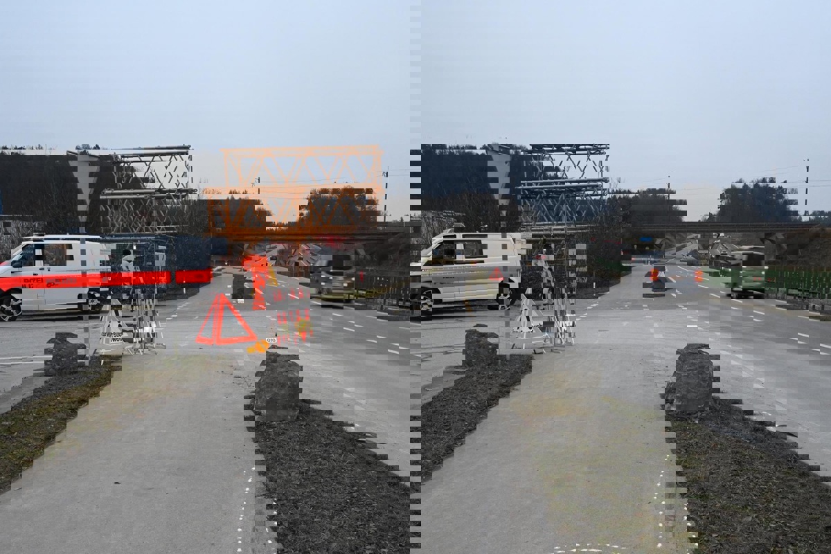 Der tödliche Unfall im Weinland ereignete sich am 23. Dezember in Kleinandelfingen. Ein E-Bike-Fahrer aus Richtung Oerlingen kollidierte mit einem Findling; die Steine wurden danach entfernt.