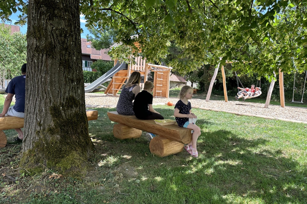 Der neue Spielplatz hinter dem Volg wurde an der Eröffnung von Gross und Klein ausgiebig getestet.