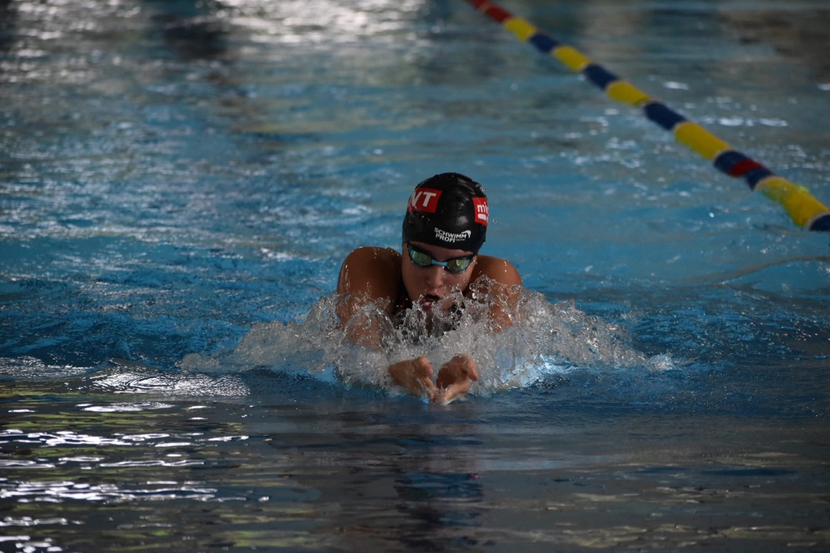 Janine Gyger aus Kleinandelfingen pflügte im Brustschwimmen über 100 Meter am drittschnellsten durchs Wasser.