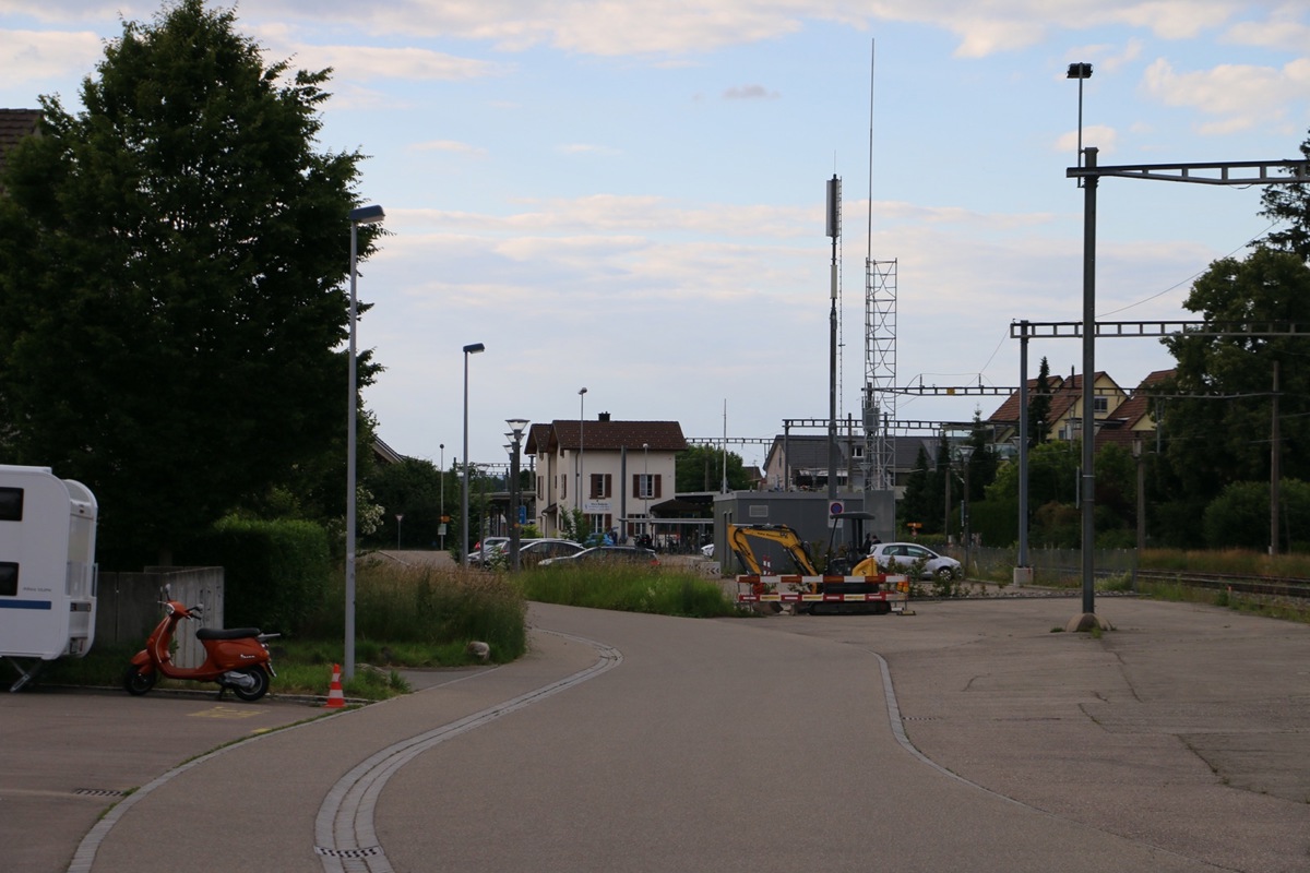 Nähe Bahnhof soll ein SBB-Mast für eine Mobilfunkantenne aufgestockt werden. Das Bauvisier steht seit rund zwei Jahren.