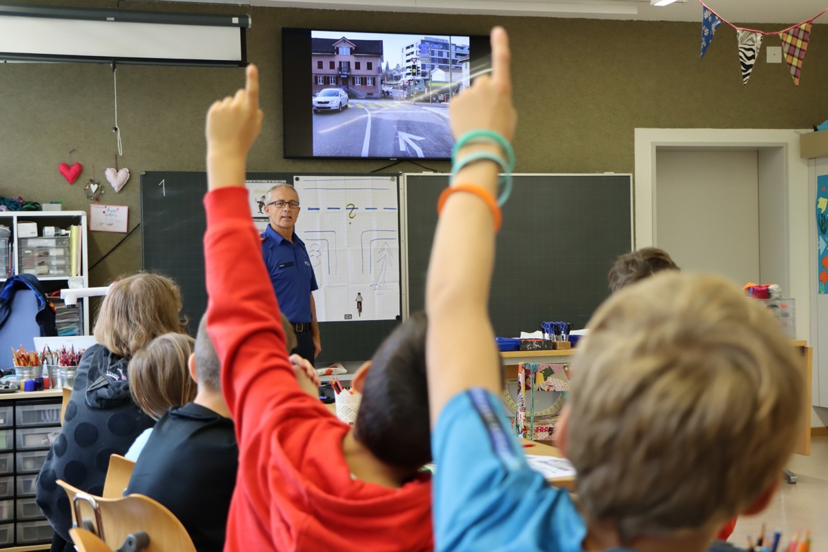 Die Kinder im Weinland bekommen jedes Jahr Besuch vom «Schulpolizisten» Herr Vögeli. Am Freitag befasste sich die vierte Klasse in Ossingen mit den Vortrittsregeln und den wichtigsten Regeln beim Linksabbiegen.