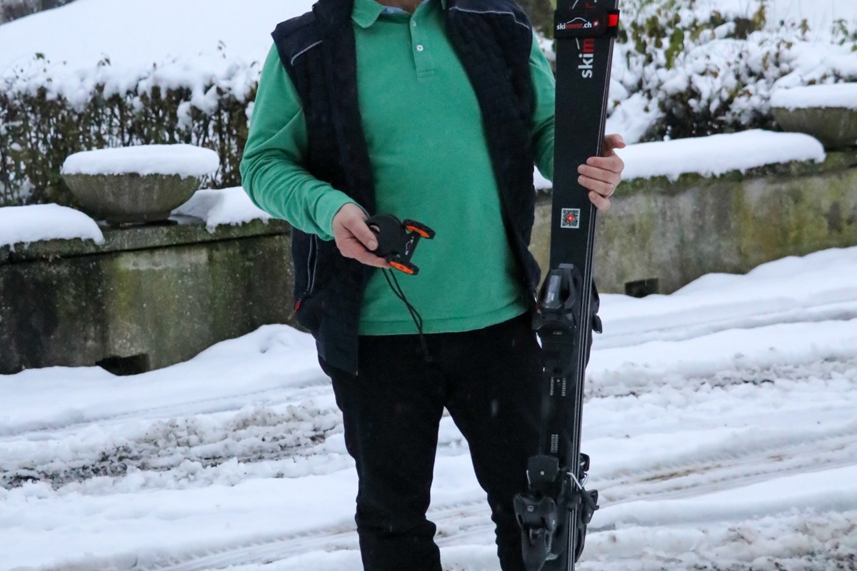 Fürs Foto lag passenderweise sogar etwas Schnee: Jörg Mostert präsentiert sein Produkt «Skimover». Das an den Ski befestigte grosse Modell eignet sich auch zum Transport eines SUP