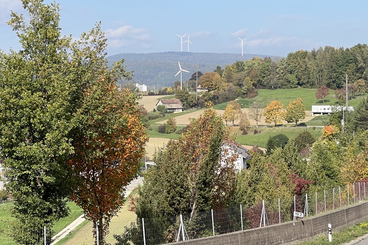 Das Windrad Allenwinden dreht zwar schneller als die grossen Kollegen des Windparks Verenafohren am Horizont