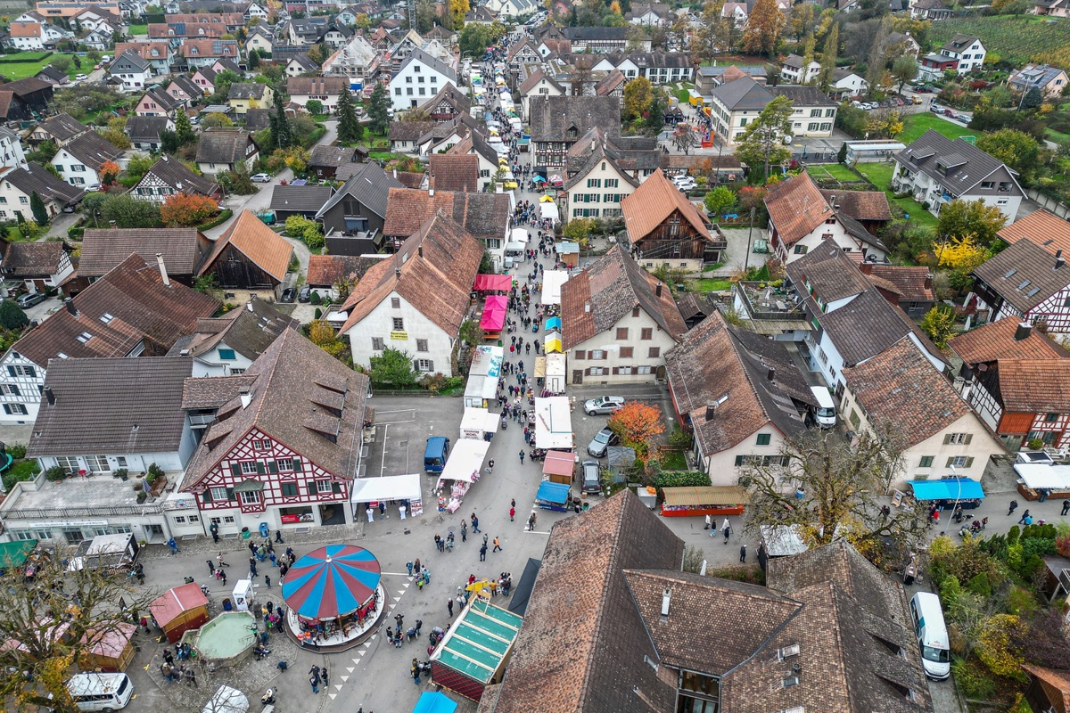 Der Stammheimer Jahrmarkt am Montagmittag aus der Luft.