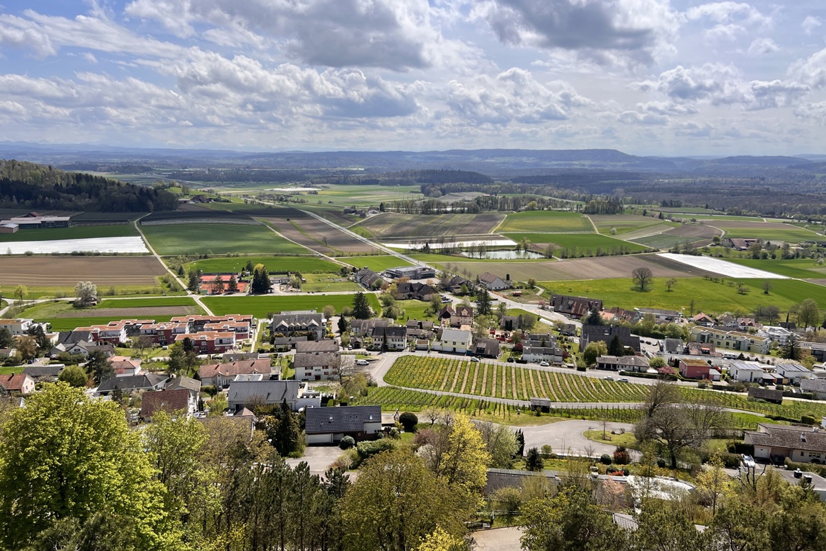 Für das Hofackergebiet (grüne Fläche zwischen Tennisplatz und Quartier) gilt künftig eine Pflicht zur Ausarbeitung eines Gestaltungsplans. Der Gemeinderat möchte dort unter anderem ein differenziertes Wohnangebot schaffen