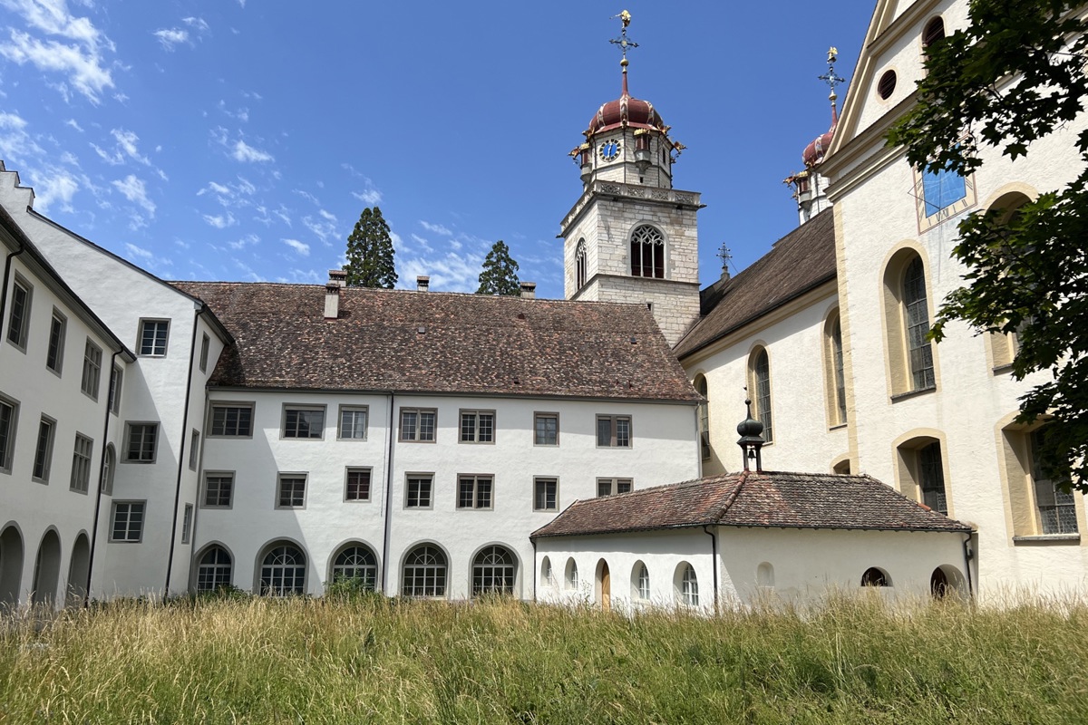 Der Abteitrakt, Blick vom Innenhof aus, ist das einzige noch nicht renovierte Gebäude auf der Insel.