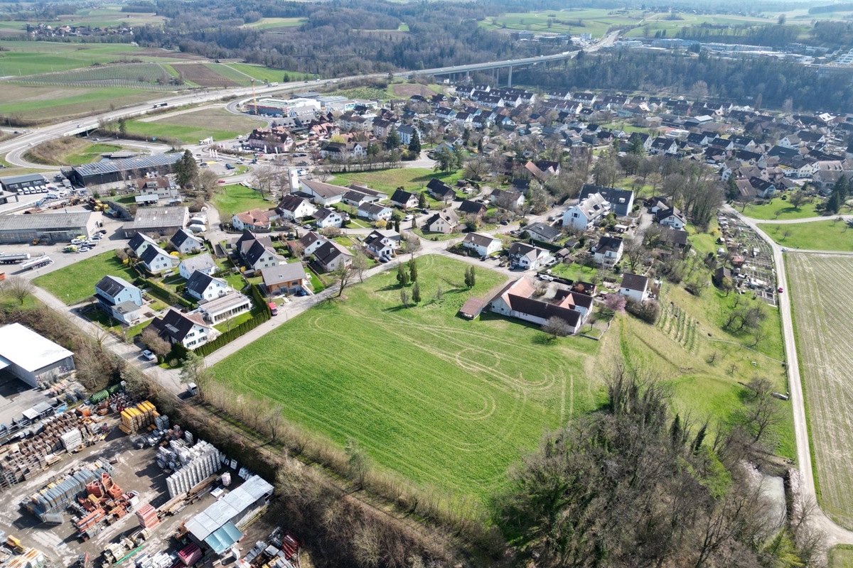 Wiese mit Platz für 48 Wohnungen und 97 Tiefgaragenplätzen – Mühe hat die Nachbarschaft mit dem zu erwartenden Verkehr. Die strassenmässige Erschliessung hat gemäss dem 1992 vom Regierungsrat genehmigten Quartierplan durch die Gass (die quer durchs Bild verläuft) zu erfolgen.