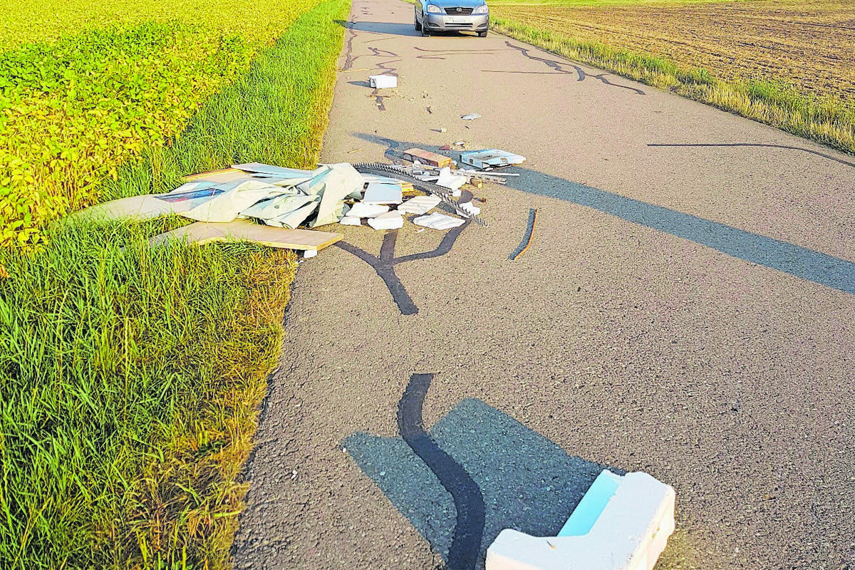 Bereits zum zweiten Mal wurde dieses Jahr illegal Abfall entsorgt. Bisher wurde das Sperrgut jeweils in den Wäldern nördlich des Dorfes entsorgt – nun noch dreister auf und entlang der Wilemerstrasse.