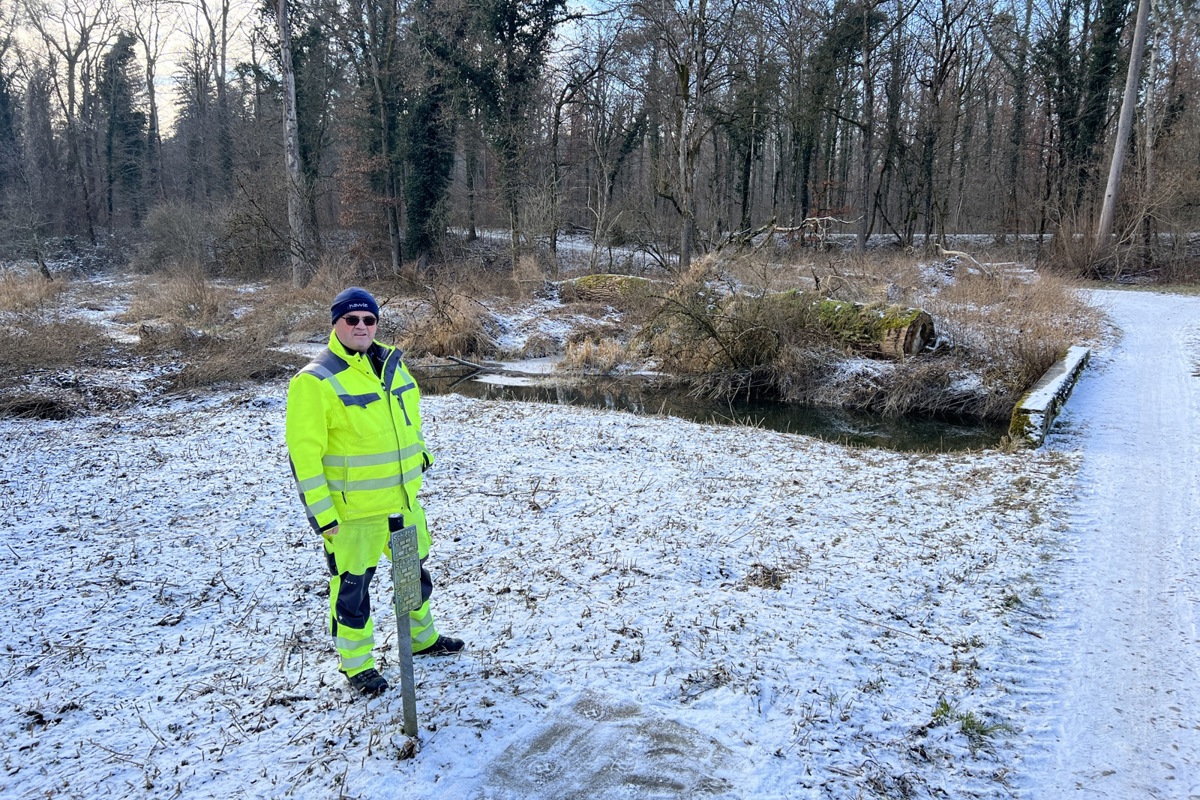 Gerhard «Geru» Bichsel beim Schieber neben dem Bibersee. An dieser Stelle führt die Transportleitung vom Schmugglerweg zum Reservoir Müliberg durch. Auf diesem Blätz bei der Brücke werden zwei Schächte gebaut.