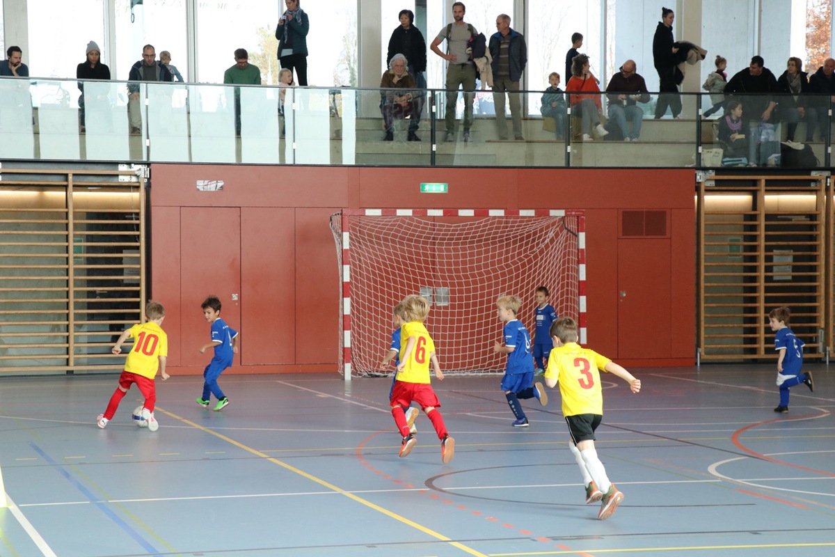 Bei den G-Junioren trafen unter anderem der FC Ellikon/Marthalen (blau) und die Henggarter Kickers (gelb) aufeinander.