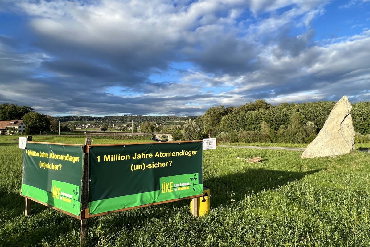 Der Hinkelstein auf Marthaler Boden bleibt – im Hintergrund Benken