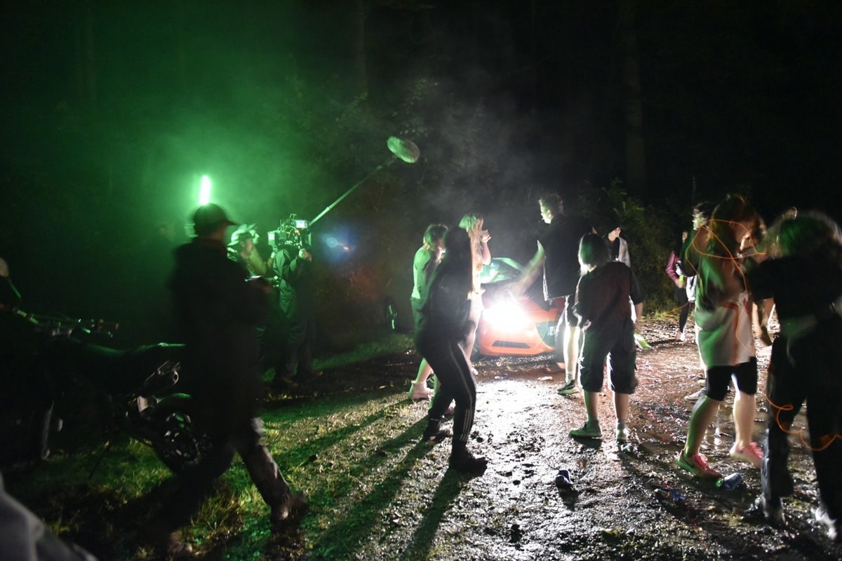 Nächtlicher Dreh in Berg am Irchel für den Kinofilm «Der Fleck». Die Sommernachtsparty fand wegen des Regens auf matschigem Boden statt.