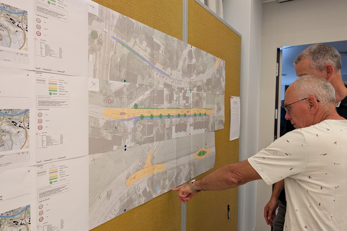 Am Infoanlass Ende Juni diskutierten die interessierten Andelfingerinnen und Andelfinger eifrig über das vorgestellte Betriebs- und Gestaltungskonzept. Die Baumreihe entlang der Landstrasse (siehe Mitte des Plans) ist in der überarbeiteten Version aber nicht mehr enthalten.