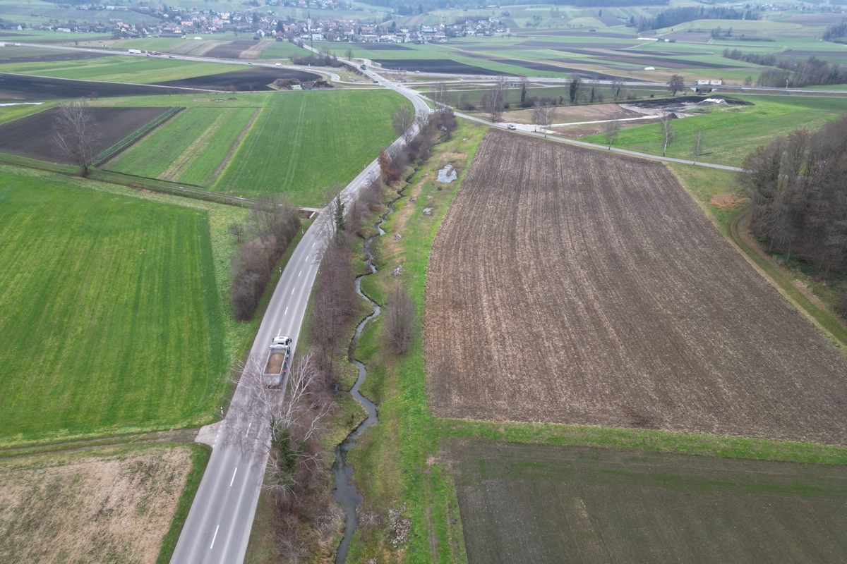 Nicht mehr gestreckt: Der Abistbach auf Marthaler Boden – im Hintergrund Benken, wo er herkommt.