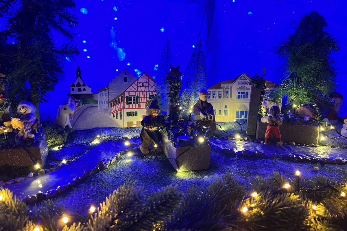 Eindrücke von den Rheinauer Adventsbrunnen.