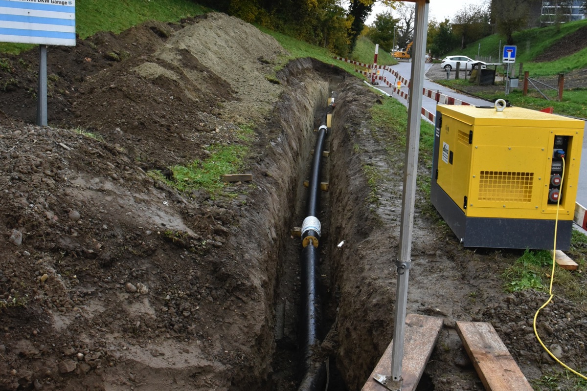 Derzeit wird die neue Fernwärmeleitung zwischen der Energiezentrale des Wärmeverbunds bei der Worbighalle und dem Netz der Auen Pflege Dienst AG im Industriegebiet Botzen für den Zusammenschluss verlegt.