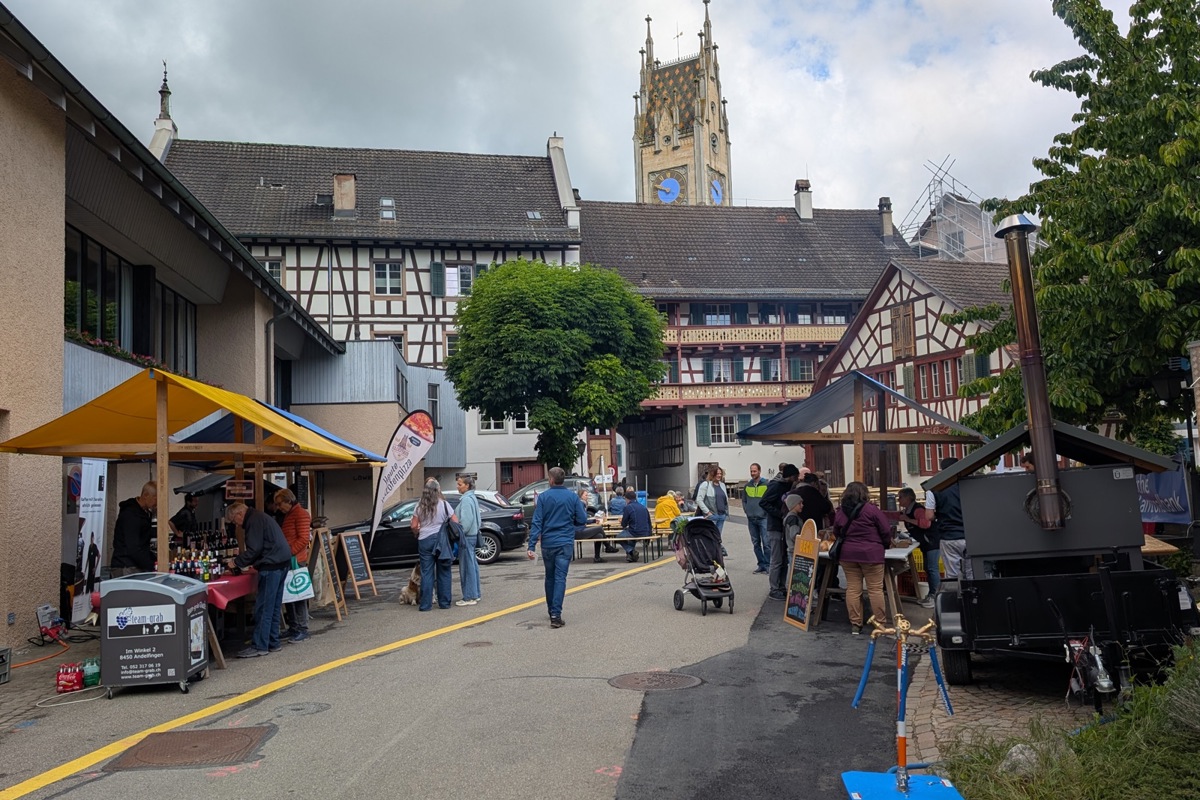 16 Verkaufsstände waren am Samstag im Andelfinger Löwenhof aufgestellt. Die nächsten Ausgaben des neu lancierten Regionalmarkts finden am 20. Juni und am 15. August jeweils von 9 bis 12 Uhr statt. 