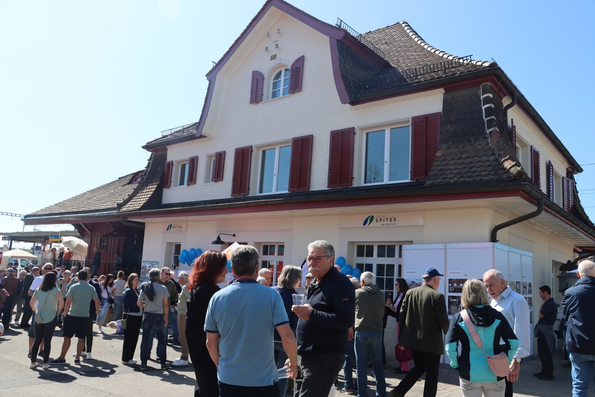 Grosses Interesse am neuen Spitex-Zentrum in Dachsen: Die Eröffnungsfeier mit dem Tag der offenen Tür im April 2025 stiess auf breite Resonanz in der Bevölkerung und markierte einen wichtigen Schritt für die Organisation.