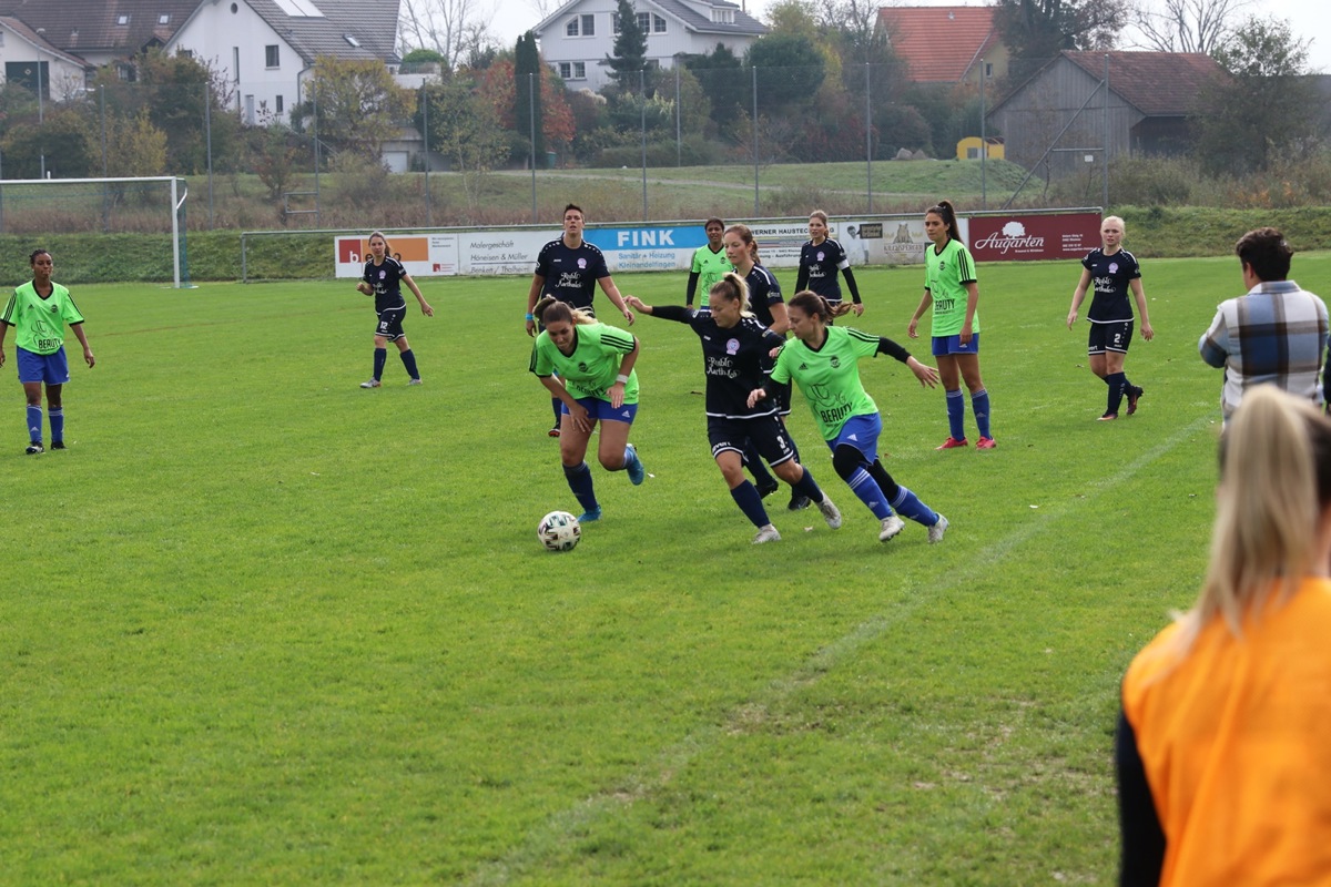 Die Damen des FC Ellikon/Marthalen (hier 2022 in Dunkelblau) warten noch auf ihren ersten Saisonsieg.