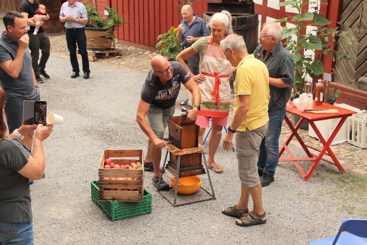 Vor dem Museum hatten die Besuchenden ihren Spass am Mosten der ersten Sommeräpfel.