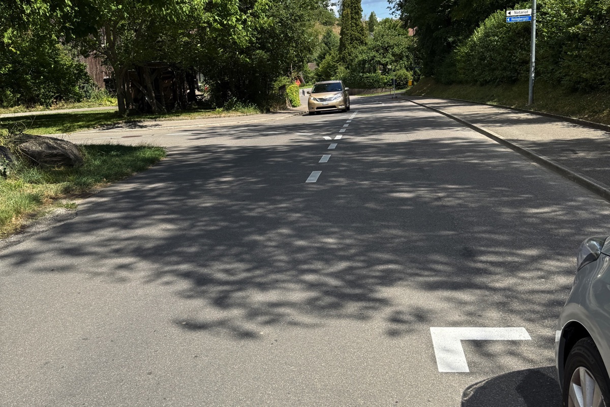 Beim Abzweiger Heiligbergstrasse sind Parkfelder eingezeichnet – Slalomfahren ist deshalb nötig.