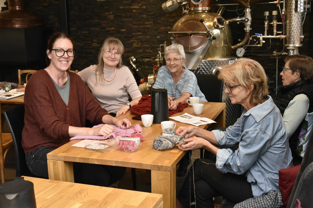 Angelika Lohmüller (links) und Natascha Gildenberg (daneben) bieten mit «Strick & Meet» einmal im Monat einen offenen Treff für handarbeitsbegeisterte Frauen.