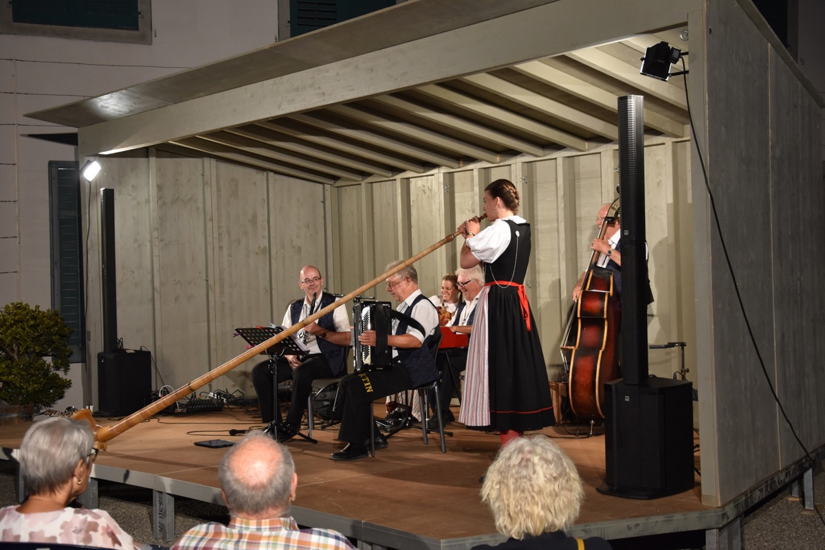 Gemeinsamer Abschluss der Serenade: Markus Huser, Martin Nauer, Fabienne Romer und Hanspeter Schmutz am Klavier, Lisa Stoll, Fritz Fuchs.