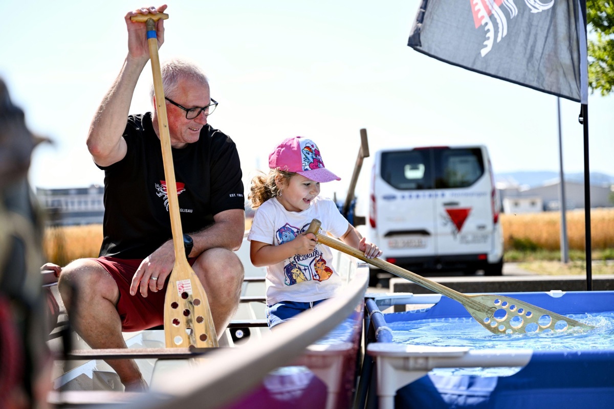 Am Standort Rafz präsentierte unter anderem der Drachenbootclub Eglisau seine Wassersportart – an Land.