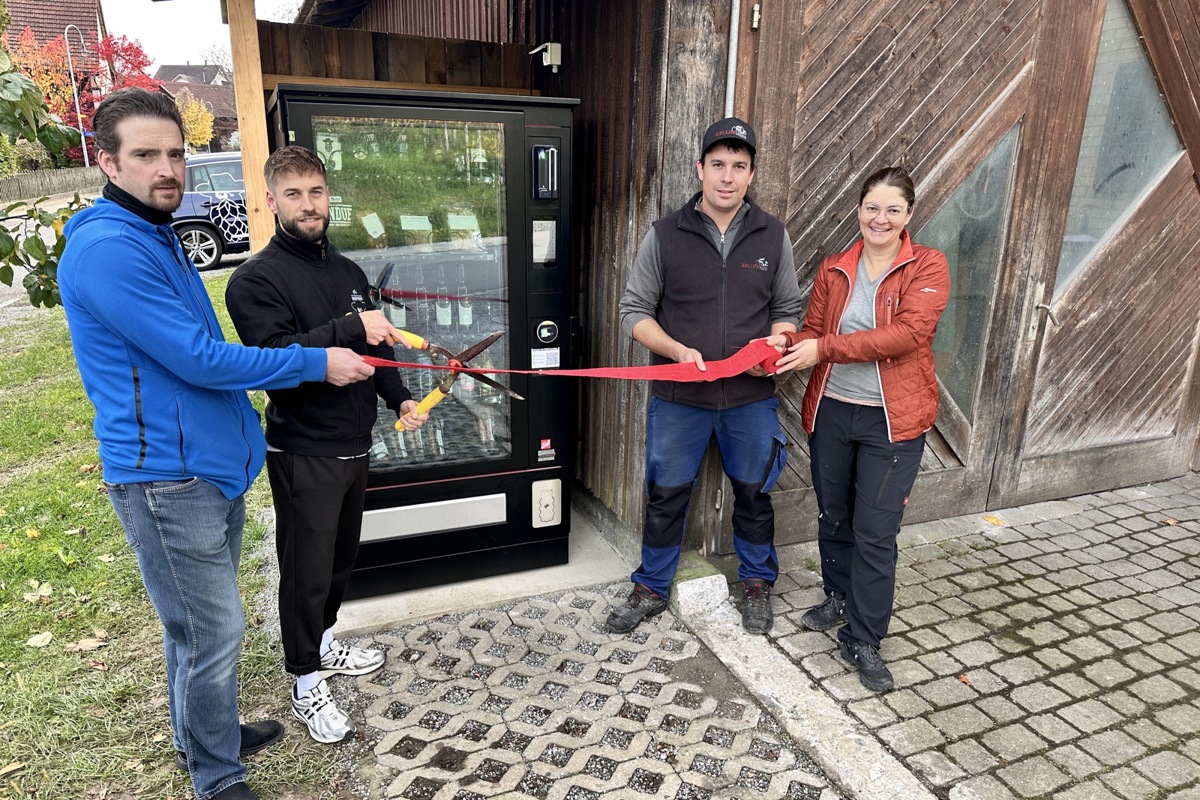 Raphael Schwarzer, Christoph Reutimann, Kenny und Yvonne Keller (von links) eröffnen an Waltalingens Ortsdurchfahrt ihren gemeinsamen Verkaufsautomaten mit Fleisch, Wein, Spirituosen, Bier und noch etwas Platz für weitere Produkte.