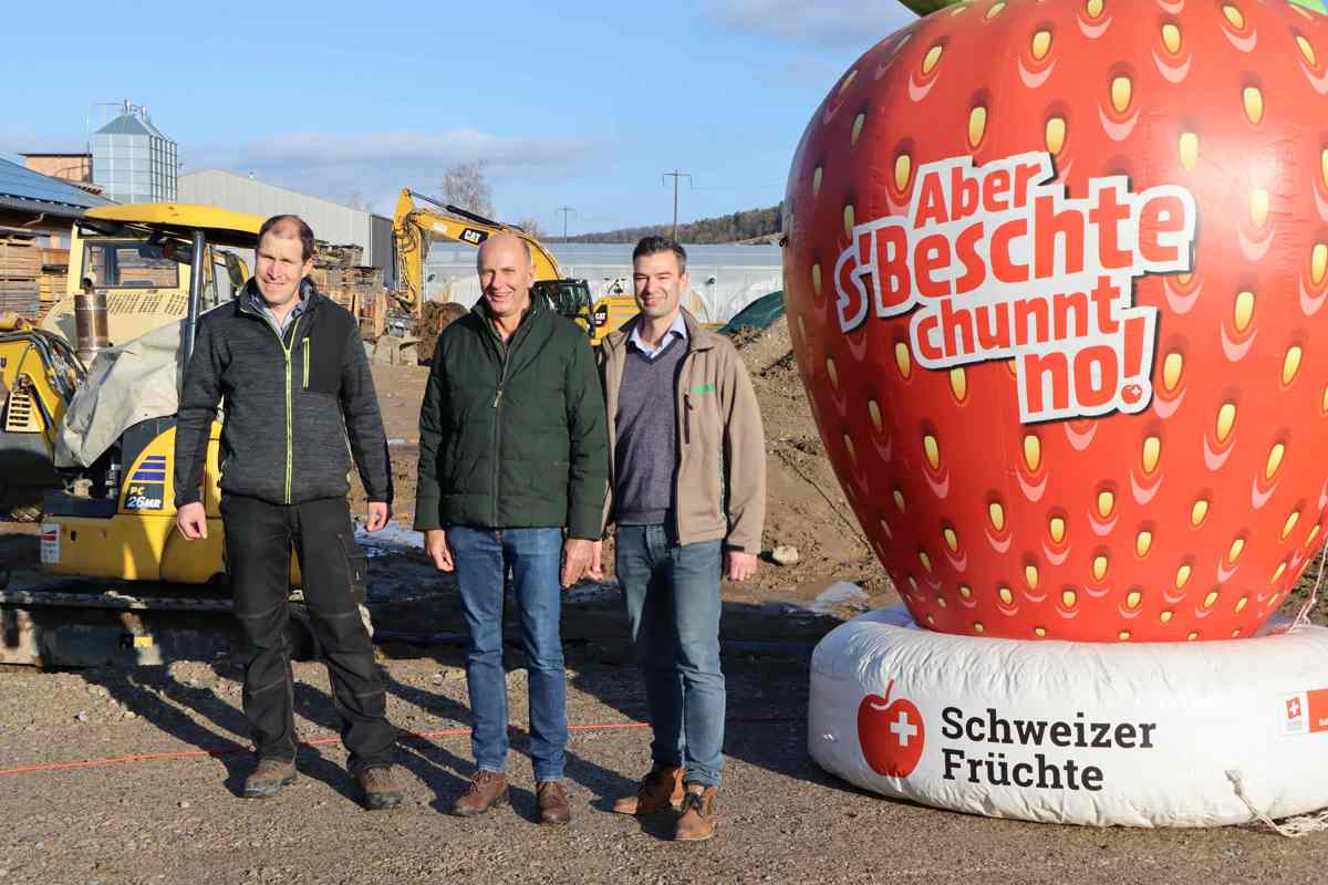 Genossenschaftspräsident Thomas Keller, der aktuelle Geschäftsführer Rudolf Grunder und der zukünftige, Andreas Rohner (von links), freuten sich über den Baustart.