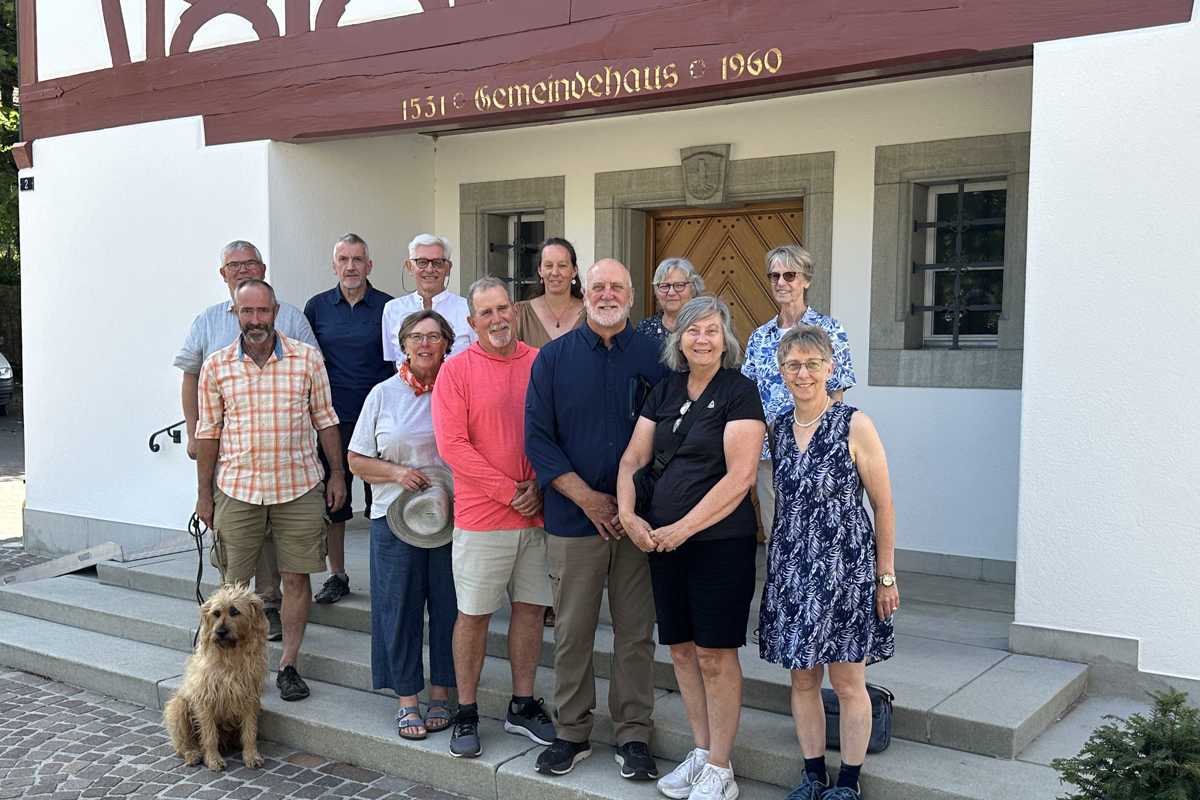 Der Auftakt einer lebhaften Ahnenforschungsreise: Gabriela Rohr (vorne, von rechts nach links) führte und dolmetschte die Reise von Marit, John, Steven und Jean Ita. Ueli Müller (mit Hund) und (hinten, von rechts) Margrit Sager, Annemarie Streit und Sonja Hagmann vertraten die Museumskommission. Andreas Ulrich recherchierte die Stammbäume, und sein «IT-Assistent» Ueli Hebeisen ist mütterlicherseits ebenfalls ein Ita-Abkömmling. Der neue Gemeindepräsident Martin Farner-Schmid hielt schon am fünften Amtstag den ersten Vortrag auf Englisch.